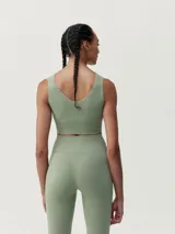 Top deportivo cropped color ladrillo, de sujeción media y tejido Fit_Tech con tecnología 3D.