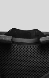Bolso contenedor negro diseñado para bicicleta, confeccionado en textil de alta resistencia. Cuenta con dos compartimentos independientes con cierres metálicos, dos bolsillos laterales, cinta reflectiva frontal y correas reforzadas para montaje.