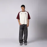 Remera estilo raglán color crudo con mangas y cuello en bordó, de manga corta, corte relajado y detalles estampados en el pecho.
