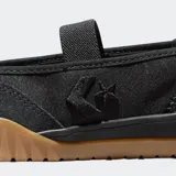 Ballerinas de estilo deportivo Converse, confeccionadas en lona negra con revestimientos de gamuza. Presentan una banda elástica en el empeine, suela de goma dentada color caramelo y el logo de la marca grabado en el lateral.