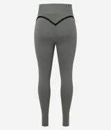Legging deportivo de tiro alto en color verde oliva, con costuras laterales en contraste negro. Confeccionado en tejido de microfibra elástica, ofrece un ajuste ceñido y cómodo para actividades físicas.