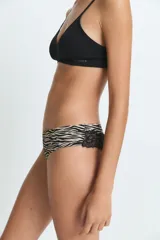 Bombacha tipo culotte con estampado animal print de cebra en tonos beige y negro. Confeccionada en tejido suave y elástico con forro de algodón.