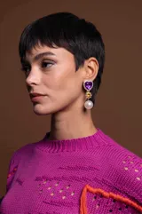 Aros colgantes con forma de corazón color violeta con strass, flor amarilla y perla blanca.