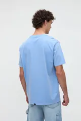 Remera de algodón lavado con textura suave, de manga corta y calce relaxed, color salmón con diseño estampado y bordado en el pecho.