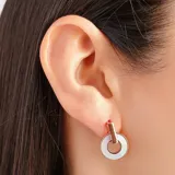 Aros colgantes dorados con forma de círculo con interior de nácar.
