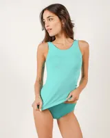 Musculosa de microfibra color turquesa, sin costuras y con breteles anchos.