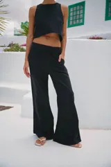 Top corto negro de lino y rayón, con escote redondo y corte recto.