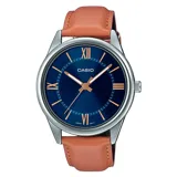 Reloj Casio analógico con caja plateada, esfera azul con indicadores en números romanos y correa de cuero marrón. Resistente a salpicaduras.