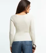 Blusa de punto de manga larga con cuello bote y textura acanalada vertical. Presenta un diseño ajustado al cuerpo, confeccionada en una mezcla de viscosa y poliamida.