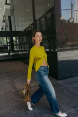 Chaqueta de punto color azul marino, con cuello redondo, manga larga y cierre frontal con botones. Los acabados son en rib a tono.