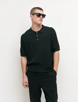 Pantalón tipo chino de corte slim moderno, de color gris, con bolsillos funcionales delanteros e italianos y detalles de costura premium.