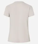 Remera deportiva color beige con cuello redondo, mangas cortas y estampado en relieve con la frase "Health Club". Confeccionada en poliamida texturizada con tecnología Dry que facilita la evaporación del sudor.
