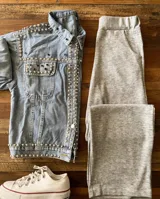 Campera de jean celeste con tachas plateadas en cuello, solapas, bolsillos y mangas.