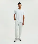 Pantalón deportivo masculino liso color gris claro, con ajuste elástico en la cintura y bolsillos laterales.