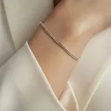 Pulsera tipo espiga fabricada en plata 925, con diseño fino y elegante.