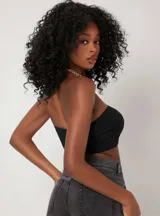 Top strapless negro ajustado al cuerpo.