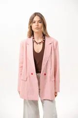 Blazer cruzado de rayas rojas y blancas, con solapas de muesca, bolsillos con solapa en los laterales y cierre de dos botones rojos.