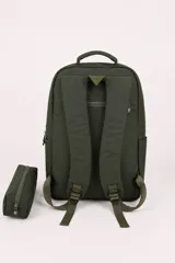 Mochila verde militar de poliéster, con múltiples compartimentos con cierre, bolsillos frontales, asa superior y tiras ajustables. Incluye una cartuchera en combo.