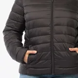 Anorak acolchado de diseño ligero con cierre frontal, cuello alto y bolsillos laterales. Presenta un acabado impermeable y costuras horizontales que distribuyen el relleno uniformemente.