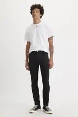 Pantalón de jean negro, corte skinny y tiro medio.