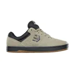 Championes de skate Etnies Marana color beige con detalles en negro y suela marrón. Presentan el logo de la marca en el lateral y perforaciones para mayor ventilación.