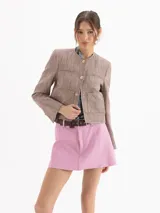 Chaqueta de lino y viscosa con estampado cuadrillé en tonos marrones y beige, de corte regular y largo a la cintura. Cuenta con cuello redondo, cierre frontal con botones dorados grabados, bolsillos frontales con solapa y bolsillos plaqué.