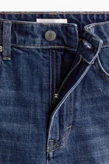 Bermuda de cinco bolsillos en denim de algodón rígido, de tiro alto con cierre y botón.
