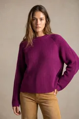 Sweater de punto de algodón con diseño oversize, cuello redondo y mangas largas. Presenta un detalle de costura lateral en color contrastante.