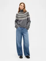 Buzo de punto con cuello alto, diseño estampado estilo fairisle con rayas horizontales y puntos en tonos tostado y blanco. Presenta mangas largas con puños acanalados y ruedo recto.