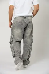 Pantalón de jean estilo cargo con corte baggy, color gris con efecto lavado. Presenta bolsillos laterales tipo cargo con solapa y cierre de botón, además de bolsillos frontales y traseros clásicos.