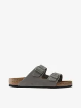 Sandalias Birkenstock modelo Arizona de cuero nobuck color gris, con dos correas ajustables con hebillas metálicas y plantilla anatómica de corcho y látex.
