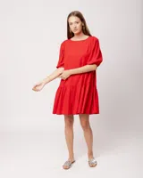 Vestido corto rojo de lino con escote bote y mangas abullonadas.