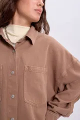 Sobrecamisa de denim color tostado, de corte clásico y mangas largas.