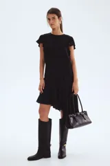 Vestido corto negro de crepé de viscosa con escote redondo y abertura de cerradura con botón oculto atrás. Presenta mangas mariposa, costuras diagonales en el torso y una pollera asimétrica con vuelo.