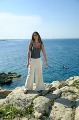 Pantalón oxford color nude de lino y rayón, con cintura elastizada, tiro alto y bolsillos laterales.