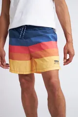 Short de baño con cintura elástica y cordón ajustable, confeccionado en tela ligera de secado rápido. Presenta un estampado botánico integral en tonos amarillos, blancos y azules, con dos bolsillos delanteros y uno posterior.