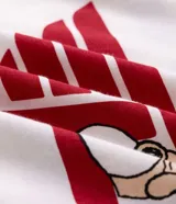 Remera de algodón de manga corta y cuello redondo, con diseño de estilo automovilístico. Presenta una estampa frontal con el personaje Snoopy, el logo de Peanuts Motorsport y la inscripción Racing Team.