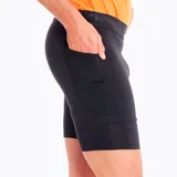 Short de compresión deportivo tipo biker para hombre, de color negro, con paneles de malla y un bolsillo lateral diseñado para guardar el teléfono celular.