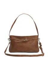 Cartera de hombro Hush Puppies color marrón caramelo, con tira ajustable frontal tipo cinto, argollas metálicas en los laterales y logo grabado en la parte inferior.