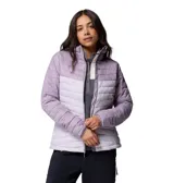 Campera tipo puffer de Columbia, modelo Powder Pass, en tonos lavanda. Cuenta con cierre frontal completo, cuello alto con protección para la barbilla, bolsillos laterales con cierre y diseño acolchado con aislamiento térmico ligero.