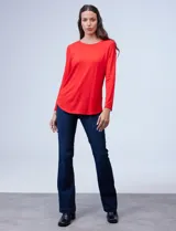 Remera negra de modal con cuello a la base y mangas largas.