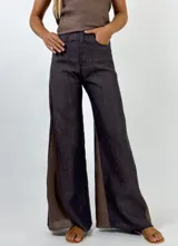 Pantalón de tiro alto color marrón oscuro, con corte palazzo y paneles laterales en marrón claro.