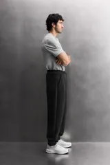 Pantalón jogger de entrenamiento regular fit confeccionado en tejido técnico compacto de algodón con elasticidad y efecto neopreno. Cuenta con cintura elástica ajustable con cordón, bolsillos frontales, un bolsillo lateral con cierre de cremallera y bajo acabado en puño.