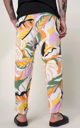 Pantalón recto de calce regular con estampado de hojas tropicales en tonos vibrantes como amarillo, naranja, verde, lavanda y blanco. Posee bolsillos laterales.