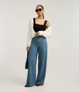 Blusa cropped negra de punto acanalado, con escote cuadrado y tirantes anchos.