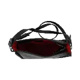 Cartera bandolera mediana de cuero sintético color marrón, con correa de hombro ajustable y cierre superior con cremallera.