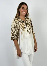 Camisa beige con estampado animal print en tonos marrones, de corte holgado y manga 3/4.