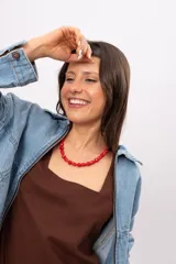 Collar corto de cuentas de cristal facetado en color rojo, con cierre y cadena de extensión de acero quirúrgico.