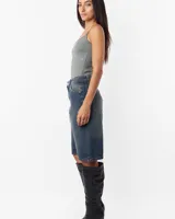 Top tipo musculosa básica de breteles finos confeccionado en microfibra, color gris.