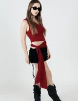 Top asimétrico color borgoña, con un solo tirante y corte irregular en la cintura.